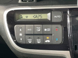 【オートエアコン】一度お好みの温度に設定すれば、車内の温度を検知し風量や温度を自動で調整。暑い&hellip;寒い&hellip;と何度もスイッチ操作をする必要はありません。快適な車内空間には必須の機能ですね♪