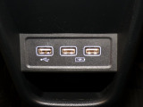USBポートも装備されています、スマートフォンの充電やオーディオに連携も可能です、今や欠かせない装備の一つです!