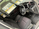 フロントシートはベンチシートです。インパネシフトで足元は広々。運転席と助手席はウォークスルーできます。