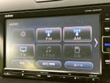 ラジオやCD、iPodなど、様々な音源に対応。お好みの音楽でドライブをさらに楽しく演出できます。操作も直感的に行えます。