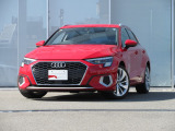 Audiデザインの特徴であるシングルフレームグリルが存在感を主張します。