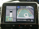 自車を真上から見下ろすように映し出すので周囲の状況が分かるアラウンドビューモニター搭載。フロントカメラとしても使用できます。車庫入れなど苦手な人の頼りになる助っ人です。