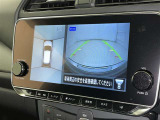 パノラミックビューモニターを装備。駐車場や交差点でクルマを真上から見るように周囲を確認できます。機能の詳細は販売店スタッフまでおたずねください。