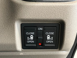 【リア両側パワースライドドア】リモコンなどで自動開閉。Hondaスマートキーを携帯していれば、軽い力で解錠とドアオープンが行えます。半ドア状態まで閉めると、自動的に全閉する機能付き。