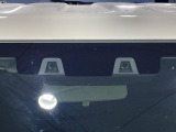 【スズキ セーフティサポート】走行中に前方の車両等を認識し、衝突しそうな時は警報とブレーキで衝突回避と被害軽減をアシスト。より安全にドライブをお楽しみいただけます。