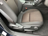 運転席シートリフター!ご自分の好きなシートポジションが取れるので運転が楽しくなりますし疲れにくいです。