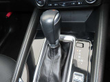 CX-5のシフトレバーです。MTモード付きの6ATで、しなやかな走りを支えます。