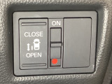 左側電動スライドドアは運転席からでも操作ができるように、ハンドル付近に開閉の操作スイッチが付いています。