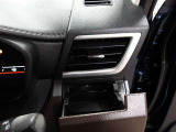 運転席のカップホルダーはエアコンの吹き出し口にありますので冷やしたり温めたりすることが出来ます☆