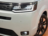 【LEDヘッドライト】悪天候や夜間走行時も良好な視界を確保し安心して運転できる高輝度LEDヘッドライトを装備!点灯速度が早く、消費電力も抑えられています。
