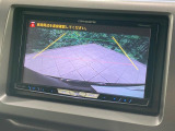 【バックカメラ】駐車時に後方がリアルタイム映像で確認できます。大型商業施設や立体駐車場での駐車時や、夜間のバック時に大活躍!運転スキルに関わらず、今や必須となった装備のひとつです!