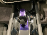 ハイブリッド専用セレクトレバーです。シフトチェンジを電子信号で送信するセレクトレバーを採用していますので、軽快でスマートな操作を楽しめます。