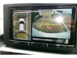 パノラミックビューモニター付きです。車両を上から見たような映像をディスプレイオーディオ画面に表示。運転席からの目視だけでは見にくい、車両周辺の状況をリアルタイムでしっかり確認できます。