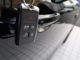 【キーレスエントリー】バッグやポケットからキーを取り出すことなく車にアクセスして、ロックとアラームを設定できます。 毎日の利便性をさらに高める機能です。