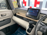 助手席周辺はこのようになっております。運転手だけでなく助手席に一緒に乗られる方も広々と快適にお乗り頂けるような設計です!各種装備を次の写真からご案内いたしますのでご覧ください。