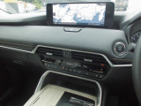 マツダコネクトの10.25インチワイドセンターディスプレイです。『Android Auto』『Apple CarPlay』や独自のコネクテッドサービスに対応したインターフェイスシステムです。