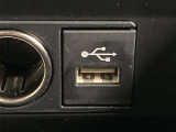 こちらのクルマはUSB接続コネクタも装備されています♪スマホの充電などにお使い下さい。ご旅行中での充電切れも、これなら心配いりませんね!