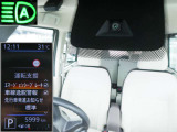 フロントカメラで車線や前方の人や車をモニターして、エマージェンシーブレーキや車線逸脱警報をを作動。ハイビームアシストも装備。