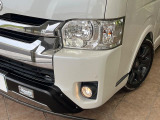 【LEDヘッドライト】悪天候や夜間走行時も良好な視界を確保し安心して運転できる高輝度LEDヘッドライトを装備!点灯速度が早く、消費電力も抑えられています。