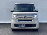【LEDヘッドライト】が装備されています。夜間走行時や雨の日に明るく安全に前方を照らすことが出来ます。対向車からも見えやすいので相手に接近を知らせることも出来ます。
