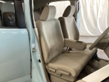 女性でも運転がしやすいように、シートの高さ調整機能(シートリフター)がついています。運転席と助手席の間が空いている為、助手席側への移動がスムーズです。交通量の多い道でも助手席側から乗り降りができます。