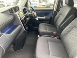 運転しやすいシンプルな構成で、操作性も抜群。快適なドライビングをサポートする機能が充実しています。安全装備も万全です。