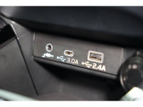小物の収納に便利なセンタートレイには携帯等のデバイスの充電可能なUSB出力電源付です。