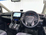 運転席まわりです。 各操作スイッチは使いやすい位置に配置されてます。