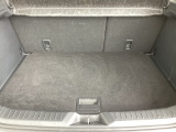 ラゲッジルーム内の凹凸をなくす事でスッキリした広がりを造りだし、荷物がスムーズに出し入れできる気持ちよさ、使い易さを実現!