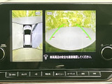 後方の状況をわかりやすく表示。駐車時の安全性を高め、ドライバーをサポートします。狭い場所でもスムーズな駐車が可能に。