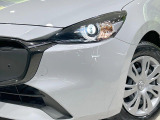 【LEDヘッドライト】悪天候や夜間走行時も良好な視界を確保し安心して運転できる高輝度LEDヘッドライトを装備!点灯速度が早く、消費電力も抑えられています。