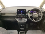 車内は光触媒抗菌消臭施工済です。インパネ周りはスタイリッシュなデザインで機能や装備も充実しています。グローブボックスやカップホルダーのほかにトレーなどたくさんの収納スペースが付いています。