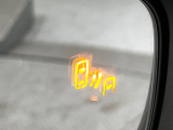 【ブラインドスポットモニター】走行中、ドアミラーの死角になりやすい箇所に後続車が接近するとサイドミラーのレンズに警告を表示!ドライバーに注意喚起をしてくれます。