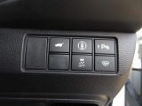 パーキングセンサーや横滑りを防ぐVSA等のスイッチ類は運転席の右側、手の届きやすい位置にあります。