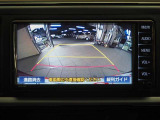 バックガイドモニターで、後方を確認しながら安心して駐車することができます。運転初心者も熟練者も必須の機能ですよ!