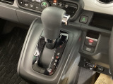 シフトはインパネシフト、パーキングブレーキは電子制御なので運転席と助手席の間はすっきりしています。