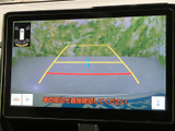 後方確認をサポートするバックモニター。狭い道や駐車時も安心です。安全な運転をサポートする頼もしい機能です。視認性の高いディスプレイです。