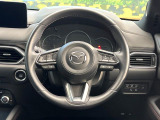 インテリアに合わせたデザインのステアリングは、運転される方のことも考え、運転しやすい形状、大きさです。是非一度、実際に触ってお確かめください。