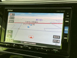 鮮明なディスプレイで、目的地までスムーズなナビゲーションをサポート。高精細な地図表示で、初めての道でも安心してお出かけいただけます。