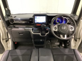 車内は光触媒抗菌消臭施工済です。スタイリッシュなデザインでスポーティなインパネ周りを演出します。グローブボックスやカップホルダーのほかにトレーなどたくさんの収納スペースが付いています。