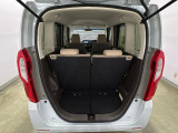 開口部も広く荷物の積み下ろしもしやすいお車となっております。シートの背もたれは5:5の割合で背もたれを可倒でき、前後のシートスライドもできるので荷室をひろげることができます。