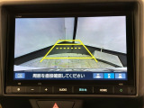 リバースギアに入れるだけで後方の表示へ切り替わります。夜間や雨の日の駐車も楽になりますよ。