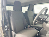 運転席まわりには十分なスペースがあり、大柄な方でもゆったり運転していただける環境です。