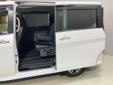 【両側オートスライドドア】子供を乗せたりするのにも隣のお車を気にせずストレスフリー★雨の日などはリモコンキーからドアの開閉ができて、とても便利な両側オートスライドドア★