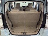 開口部も広く荷物の積み下ろしもしやすいお車となっております。シートの背もたれは5:5の割合で背もたれを可倒でき、前後のシートスライドもできるので荷室をひろげることができます。