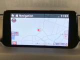 大型ワイドセンターディスプレイ。高精細な地図表示で視認性に優れ、運転中でも瞬時にルートを確認可能。先進的なインフォテインメントが快適でストレスのないドライブをサポートします。