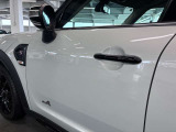 MINIのドアノブは、クラシカルな雰囲気を醸し出す上品なクロームメッキ仕上げと、しっかりと握れる伝統的なグリップ型が特徴です。レトロさと高い質感を両立し、触れるたびに愛着が湧くデザインです。