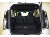 リアシートを倒すと荷室を広々と使うことができます。左右別々で可倒するのでシーンに合わせて使用できます。