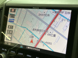 鮮明な地図表示で、目的地への道案内をサポート。周辺情報も確認でき、初めての場所でも安心です。運転に集中できる環境です。