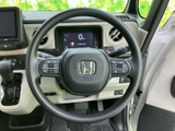 握りやすい形状で、運転操作をスムーズに行えます。オーディオやハンズフリー通話のスイッチも配置され、快適な運転をサポートします。